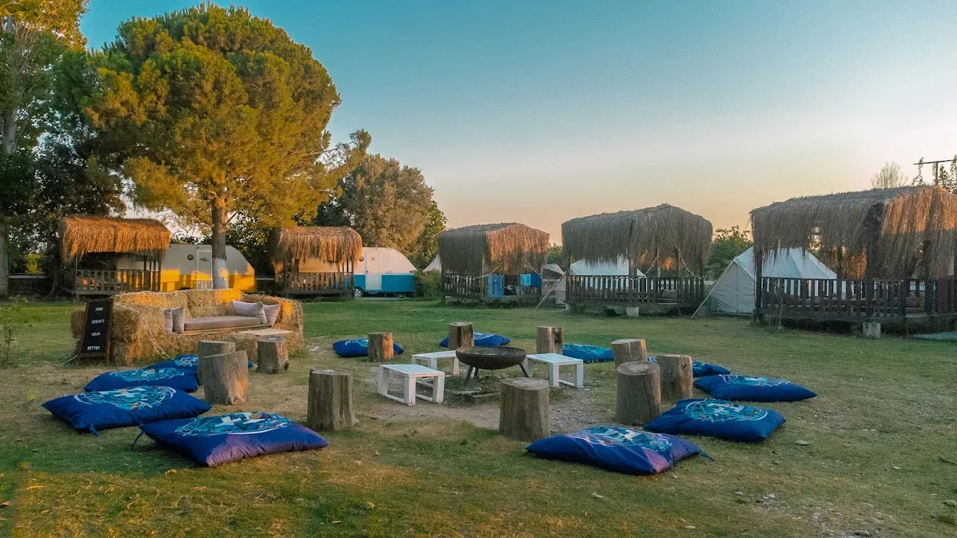 Mona Glamping Caravan Suites